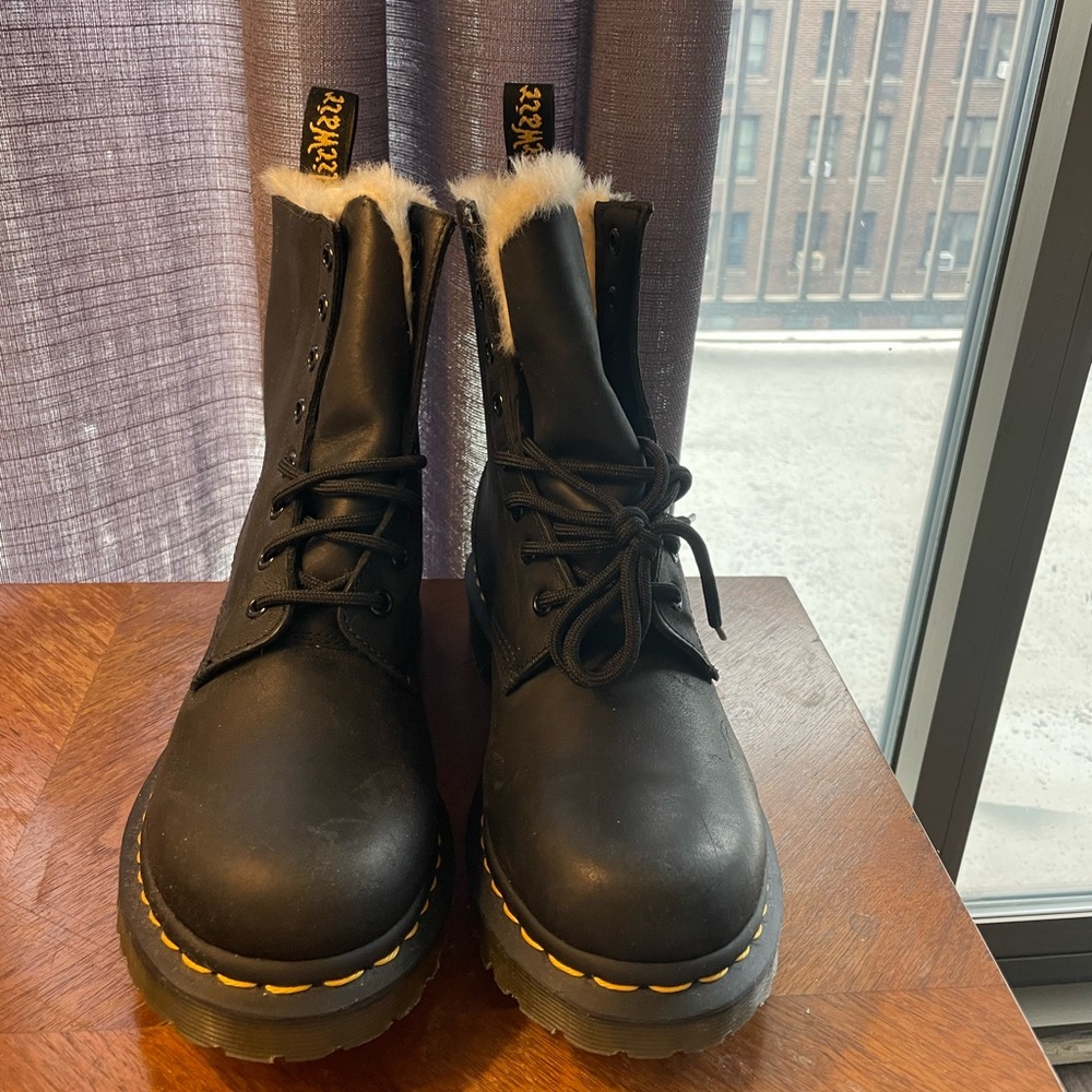 Dr. Martens 1460 Serena Boot - leather boot faux fur lining size w9 NWT